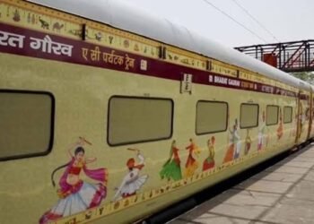 आस्था की रेल यात्रा: इंदौर से रवाना हुई ‘भारत गौरव पर्यटक ट्रेन’, 11 दिनों में होंगे कई प्रमुख तीर्थस्थलों के दर्शन
