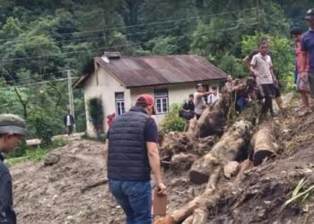 रिंबी क्षेत्र में लगातार बारिश और भूस्खलन से सड़क मार्ग प्रभावित