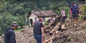 रिंबी क्षेत्र में लगातार बारिश और भूस्खलन से सड़क मार्ग प्रभावित