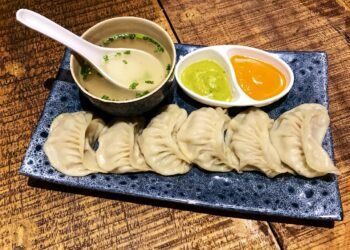 मोमो का तिब्बत से भारत तक 600 साल का सफर, आज सिलीगुड़ी की पहचान बना